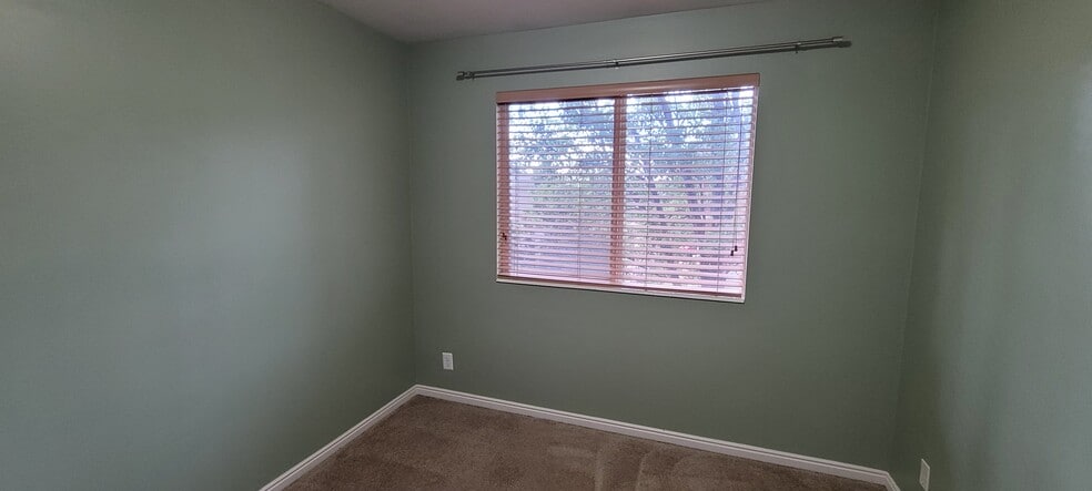 Building Photo - 125 Peregrine Ln