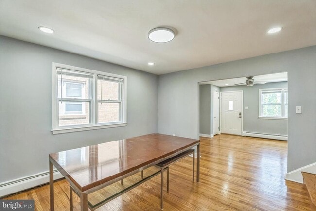 Building Photo - 243 E 12th Ave