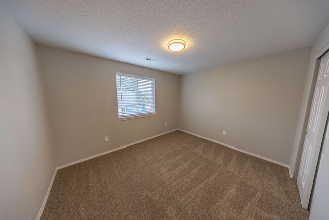 Building Photo - 5 bedroom home in Orchards - RV Parking - Central Air