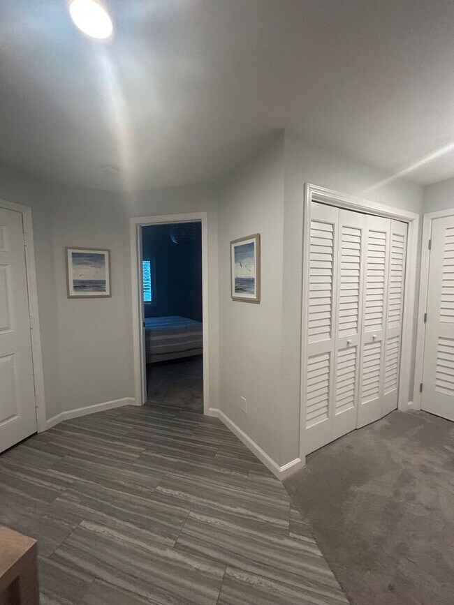 Building Photo - 2 Bed 2.5 bath townhome located on the golf course!