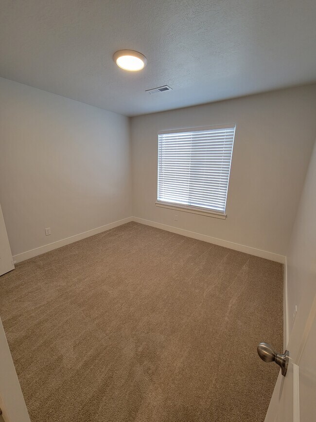 Building Photo - 1455 N 3860 W