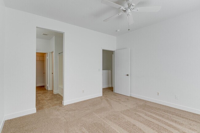 Building Photo - Exceptional 2 Bedroom in Desirable Location & Stunning Amenities