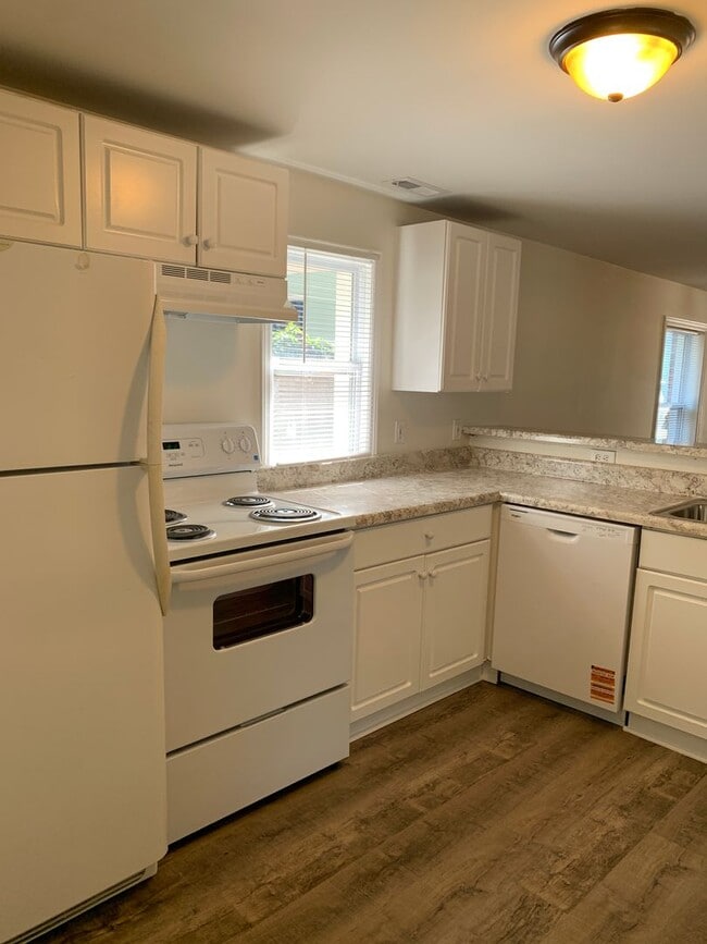 Building Photo - $500 OFF 1ST MONTH'S RENT! 3 Bedroom, 1 Bath house on Hillsdale Drive