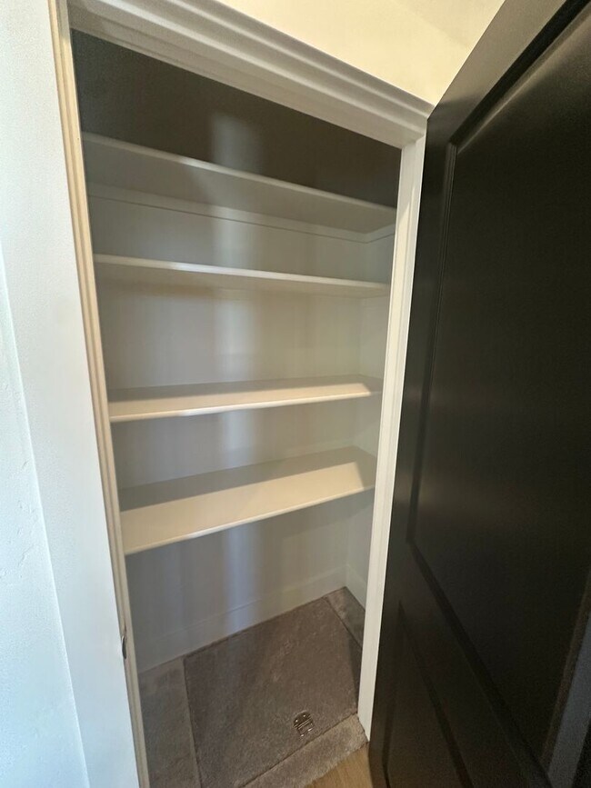 Building Photo - Open House - 12-2pm Saturday January 17, 2026 (Immediate Move In-Short term lease) $300.00 per mo...