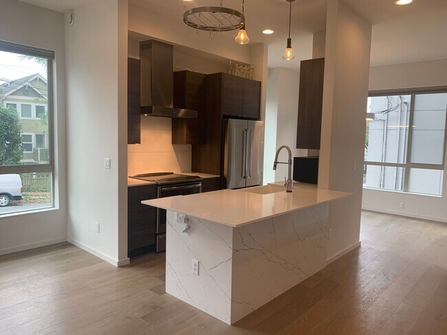 Building Photo - High End Madison Valley Row House !