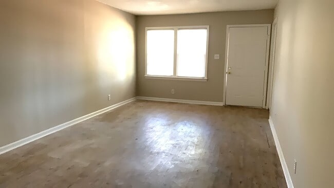 Building Photo - 2 bedroom 1 bath duplex