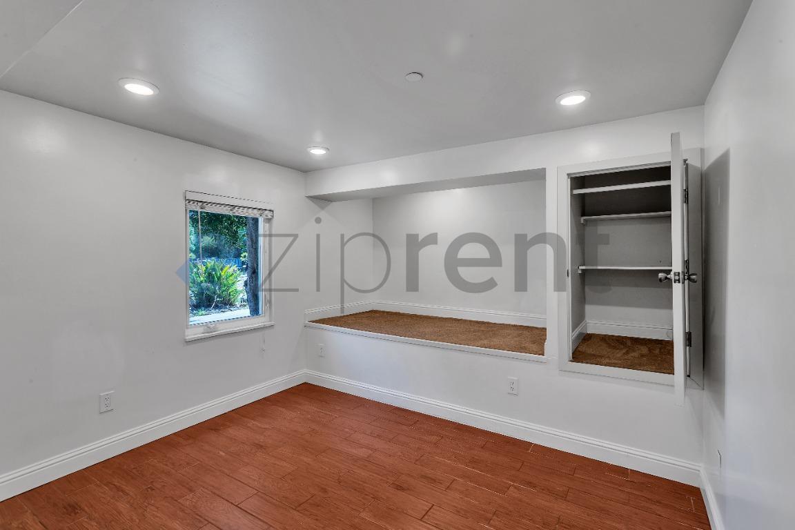 Building Photo - Unit 2