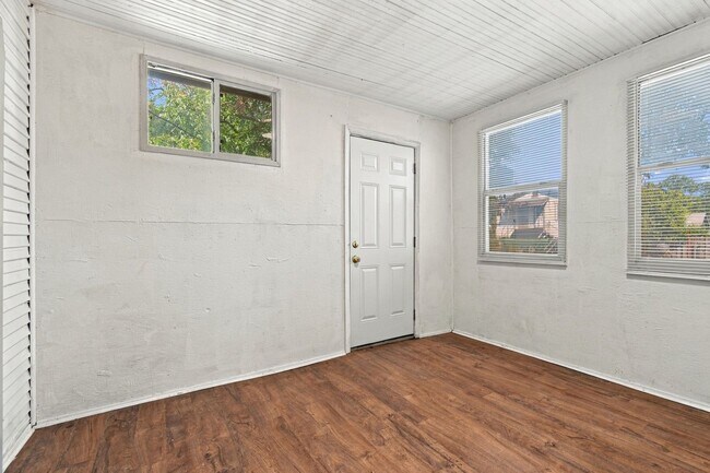 Building Photo - 403 E 6th St