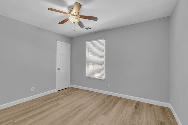 Building Photo - 525 Rushing St