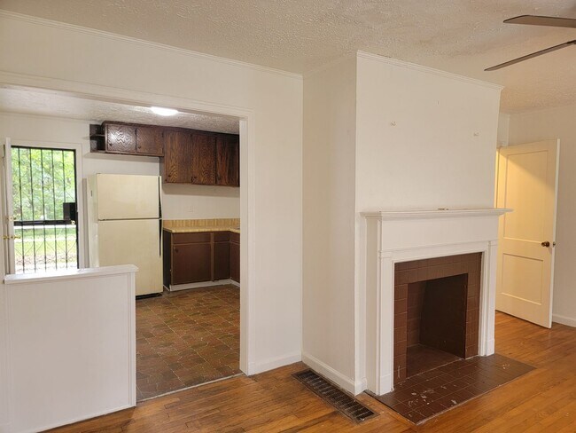 Building Photo - Affordable Living $1100 - Marta, AUC and C...