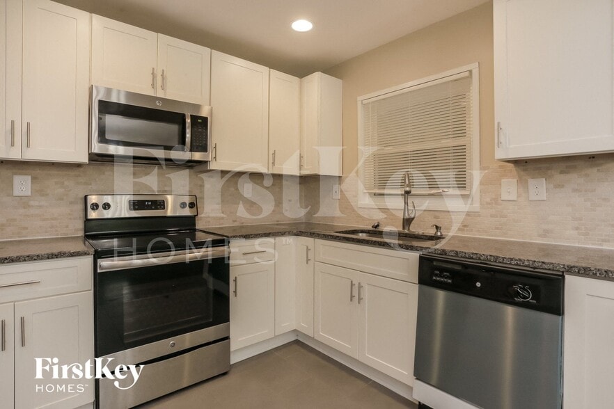 Building Photo - 1855 Shamrock Dr