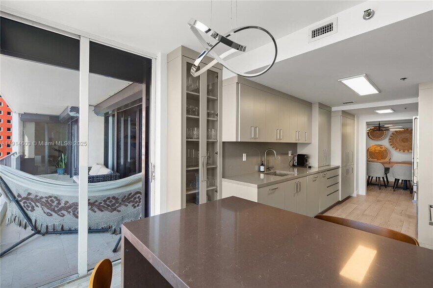 Building Photo - 1581 Brickell Ave