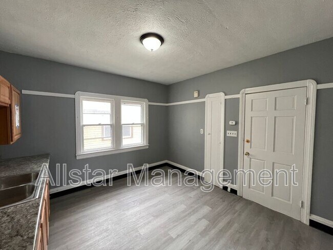 Building Photo - 3255 E 139th St