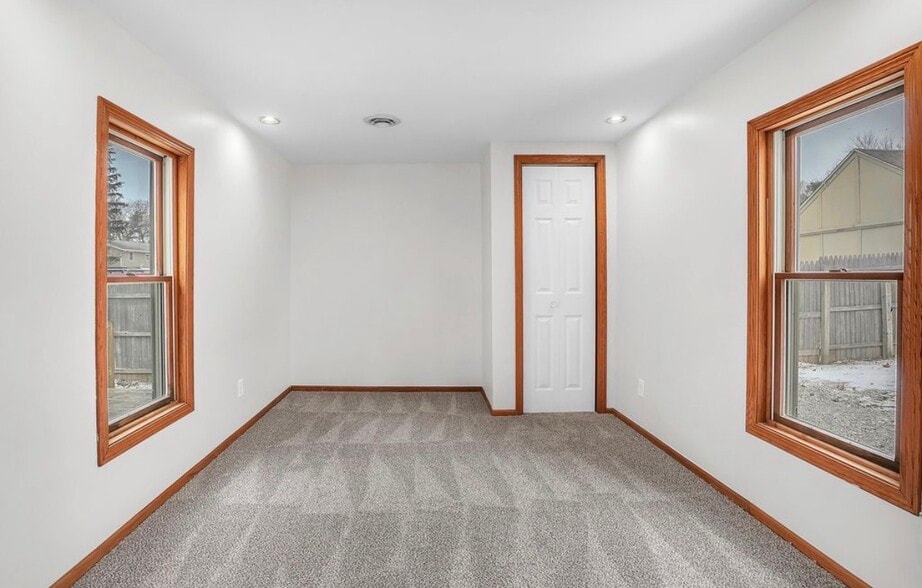 Building Photo - 105 E Bates St