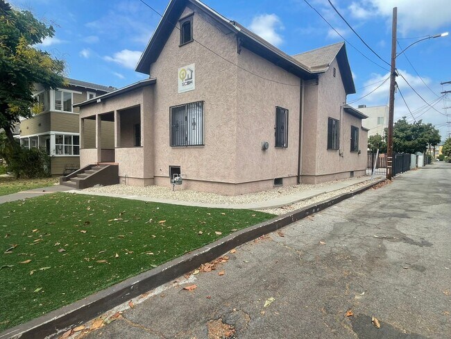 Building Photo - 721 W 32nd St