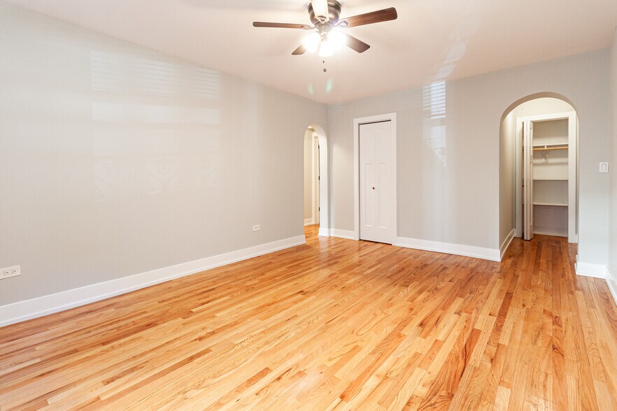 Building Photo - 435 W Roscoe St