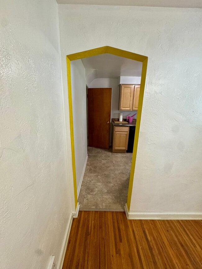 Building Photo - Charming 2 Bed 1 Bath in Beechview!