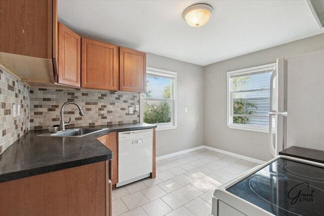Building Photo - $1400 3 bedroom bungalow