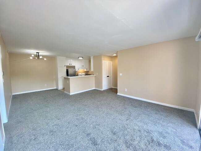 Building Photo - 2521 W Sunflower Ave