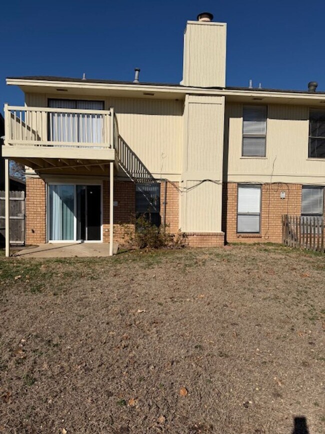 Building Photo - Spacious 2 bed/2.5 Baths - Duplex in the Surrey Hills Addition