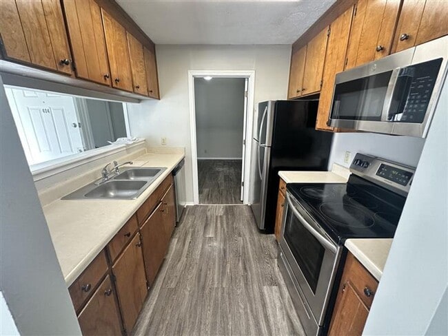 Building Photo - Cute 3 bed condo in great Hermitage location!