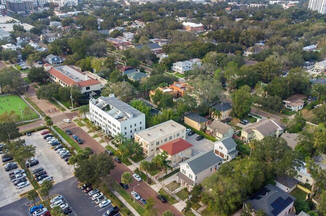 Building Photo - Villas of Lake Eola Condo