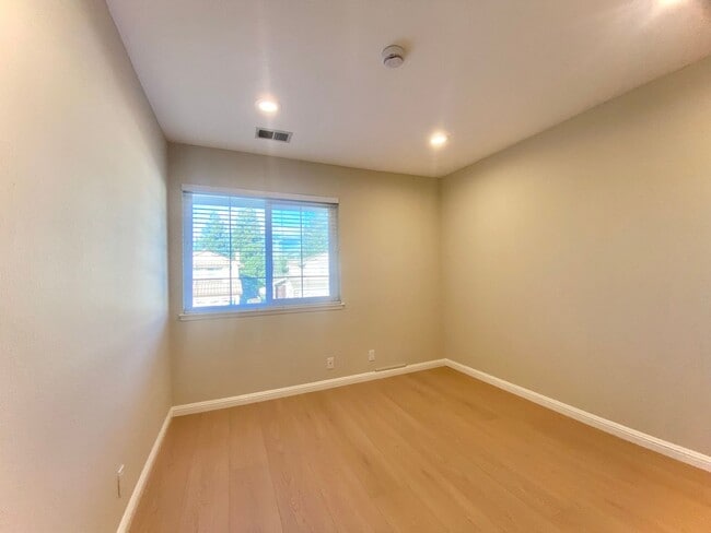Building Photo - Gorgeous 4-bedroom Home Located in Cameron Hills Neighborhood of Fremont!