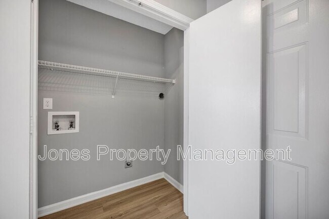 Building Photo - 305 Country Club Dr NE