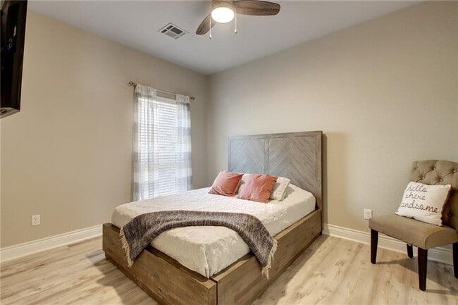 Building Photo - 18505 McKay Cove