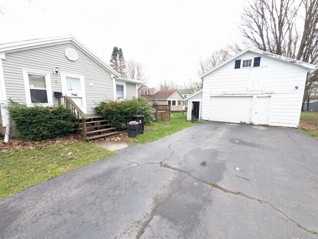 Building Photo - 6 Green St