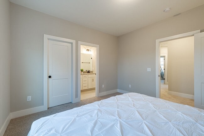 Building Photo - Harding Townhomes