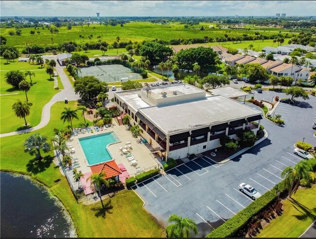 Building Photo - 2421 Fairway Oaks Dr