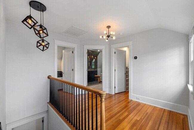 Building Photo - *Beautifully Updated & Spacious 4BD/3.5BA ...