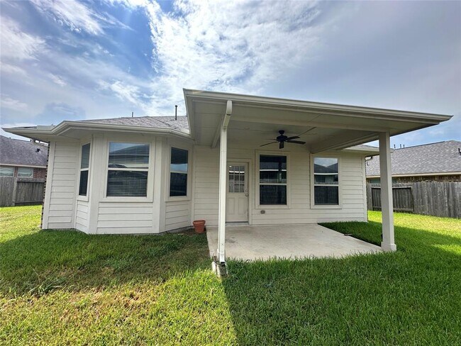 Building Photo - 15610 Whisper Woods Dr