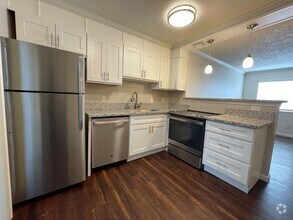 Building Photo - Spacious Downstairs 2 Bed 1 Bath in Gorgeo...