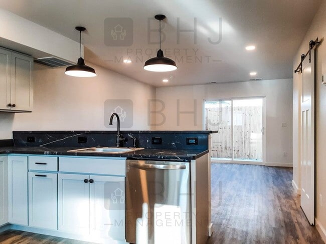 Building Photo - 2 BED/ 1.5 BATH TOWNHOME