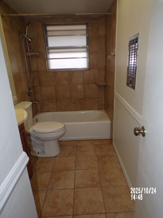 Building Photo - Very Nice home located in the Sullivan Vil...