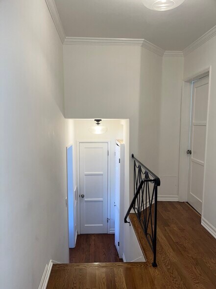 LARGE SPILIT LEVAL HALLWAY - 1413 S Beverly Glen Blvd