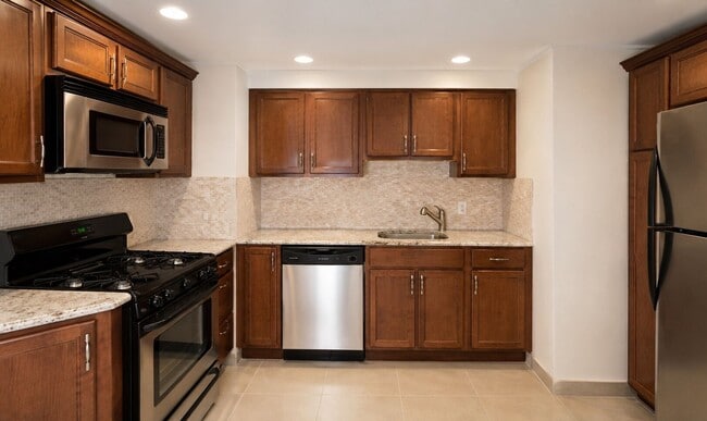 Building Photo - Spacious 2-Bedroom Apartment in Prime Fairmount Location | Pet Friendly