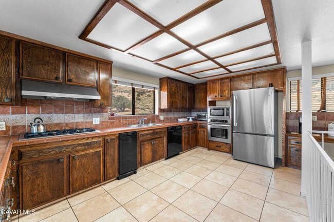 Building Photo - 1055 Lakeview Dr