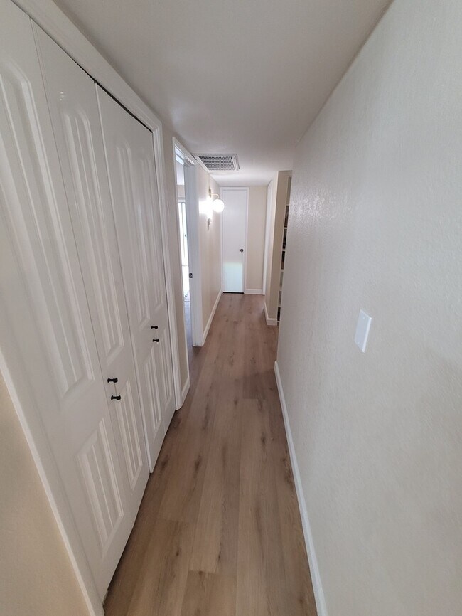 Building Photo - Remodeled 2/2 patio home for rent in sought-after central Phoenix area.