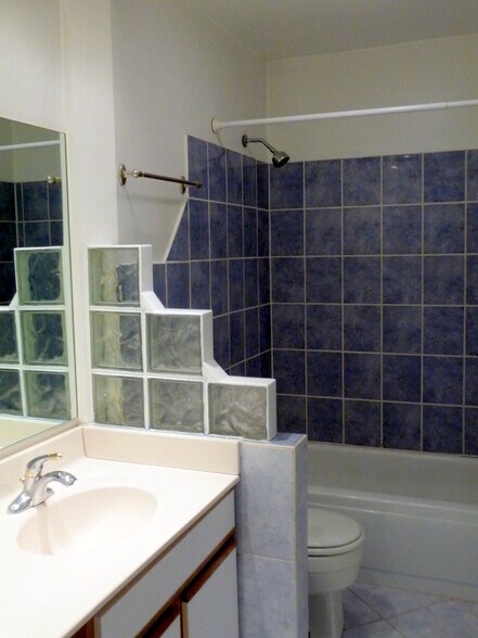 Building Photo - 1806 Hemlock Pl