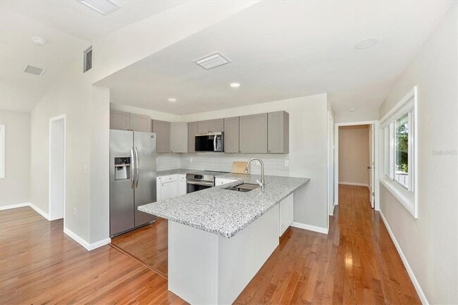 Building Photo - 907 Riviera St