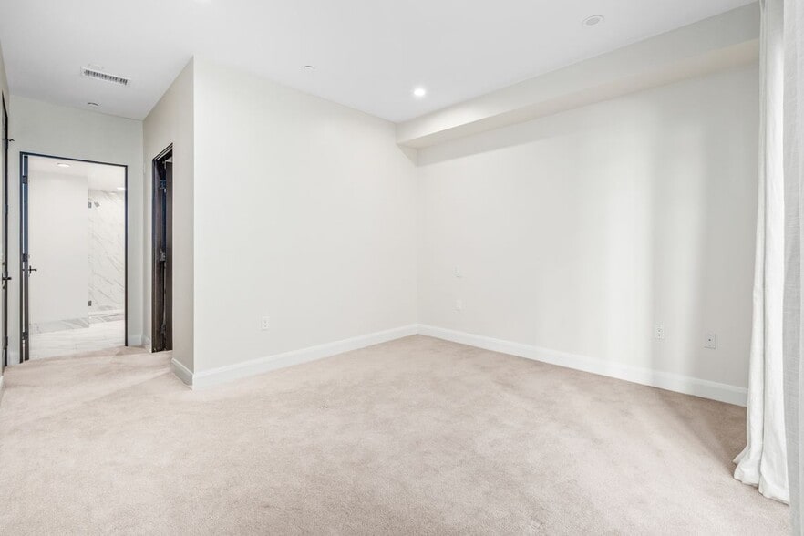 Building Photo - 10647 Ashton Ave