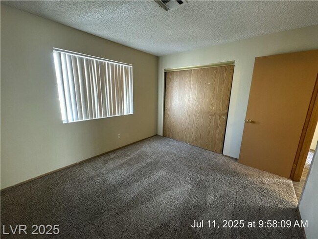 Building Photo - UPSTAIRS 2 BEDROOM UNIT ON THE EASTSIDE!