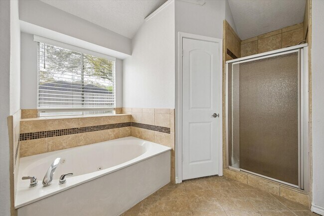 Building Photo - 2209 Aberdeen Dr