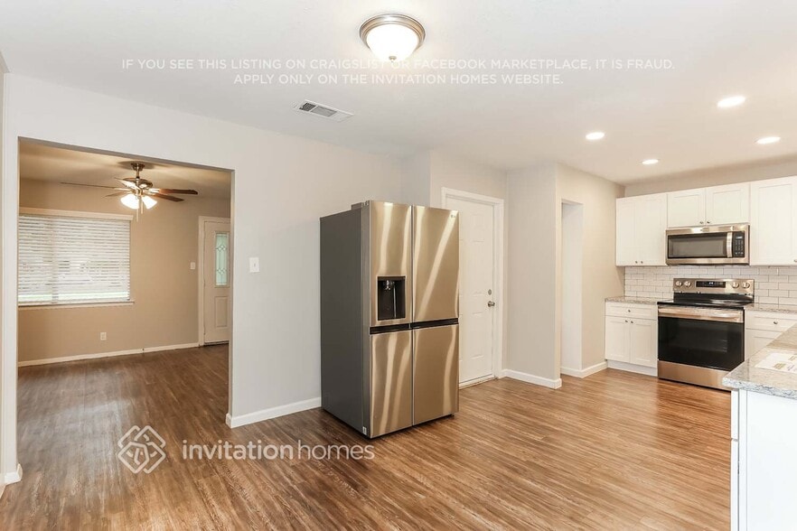 Building Photo - 811 Clover Park Dr