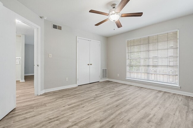 Building Photo - Celeste Manor - 1 Bedroom / 1 Bathroom, Updated