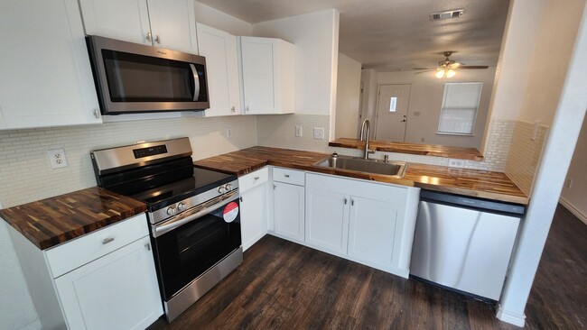 Building Photo - Charming 3bd, 2 ba Home for Rent in Arroya Vista Subdivision