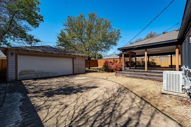 Building Photo - 515 Brookhurst Dr